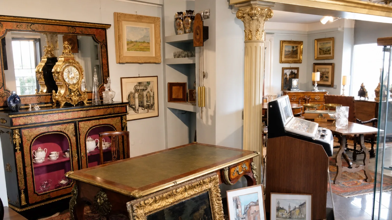 Interno della galleria Arredo Antico con mobili, dipinti e oggetti d'arte